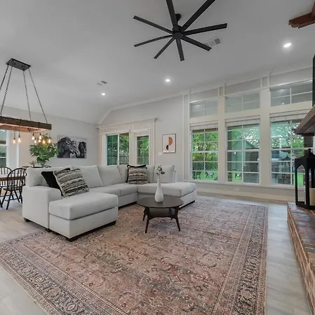 Modern 4Br Retreat, Hot Tub, Game Room Near Dfw
